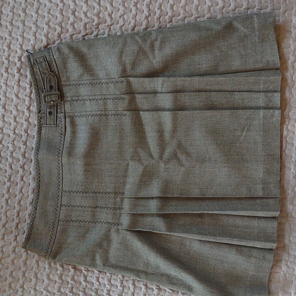 Ann Taylor loft size 6 skirt with side zipper super cute! Like Brand new!